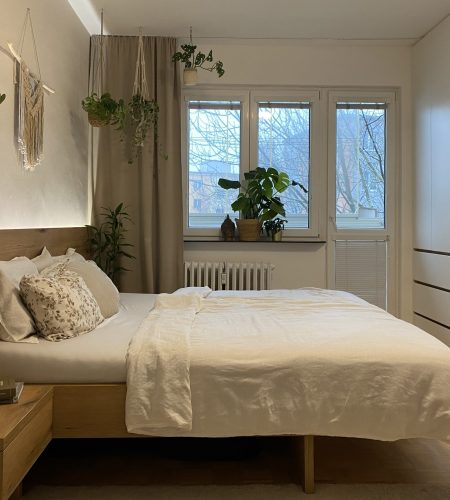 Majitelka nechtěla lampičky. Použili jsme tedy dekorativní osvětlení v podobě LED pásku, který jsme chytře schovali za čelo postele.